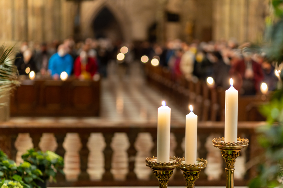 Das Osterfest ist das wichtigste Fest der Katholischen Kirche. Die Osternacht mit der Erinnerung an die Auferstehung Jesu bildet den Höhepunkt des Triduum Sacrum.  Jesus hat den Tod überwunden und ist auferstanden. Gott hat Jesus von den Toten auferw